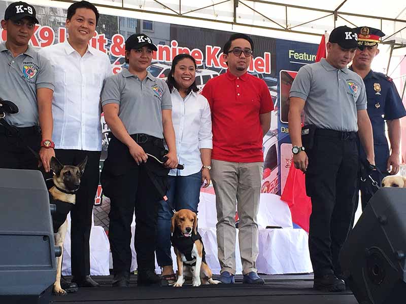 Valenzuela gets friendly 'paw-lice' force