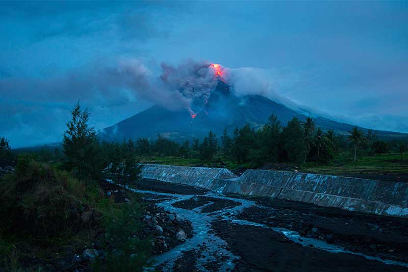 Lava fountains shoot from Mayon, 40,000 people flee