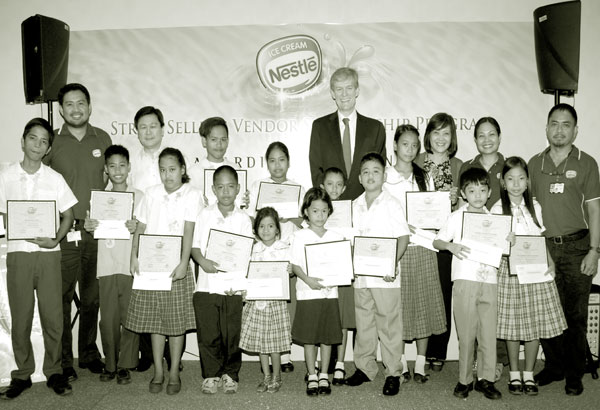 Street vendors&rsquo; children awarded scholarship