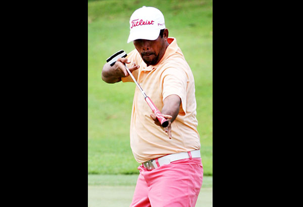Que, 4 others share lead