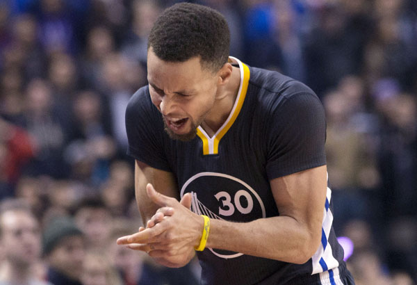 Curry, Warriors survive Raptors, streak to No. 21