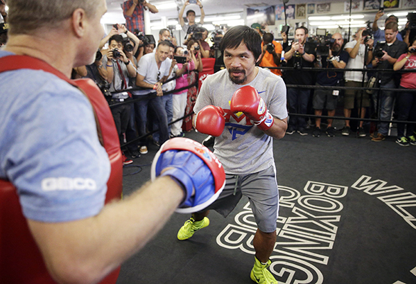 Pacquiao knocks down sparmate in General Santos