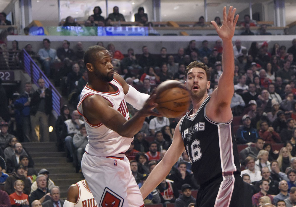 NBA Wrap: Wade, Bulls deal Spurs their first road loss