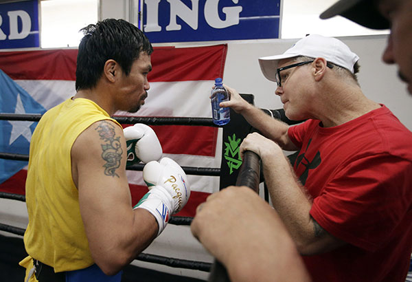 Pacquiao goes easy on sparmates; Roach unimpressed