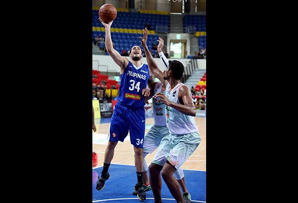 Standhardinger told to â��buy pizzaâ�� after tardiness in Gilas practice