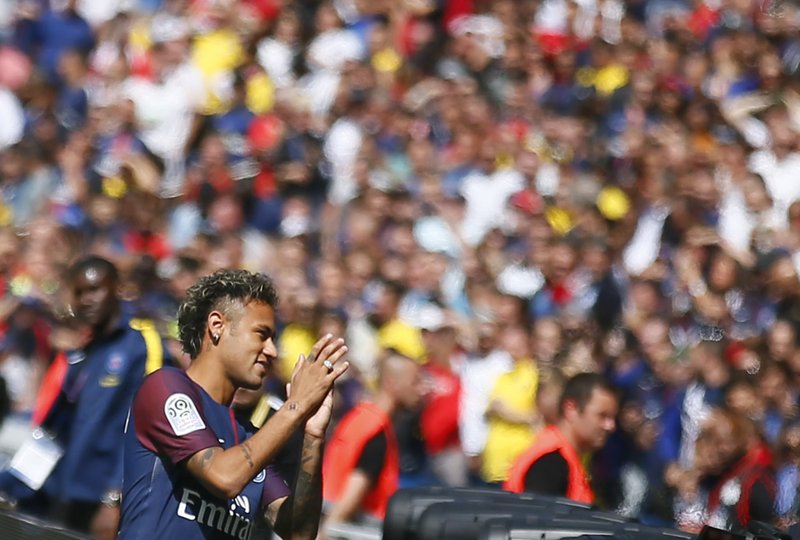 Neymar provides pre-match show, with PSG debut put on hold