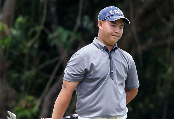 Korean am upstages ace pros, leads with 67