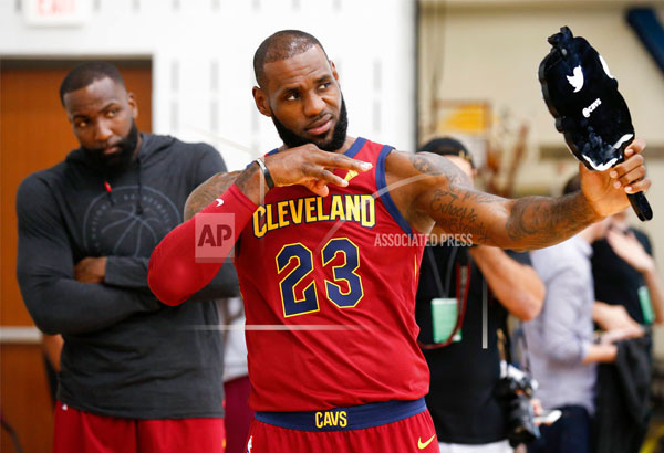 LeBron holds court, discusses Irving, distaste for Trump
