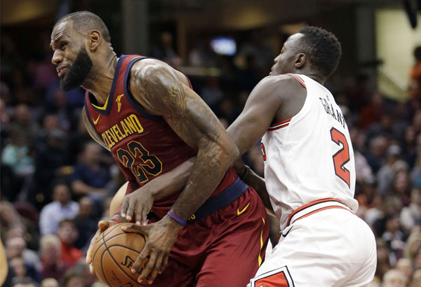 'Point guard' LeBron scores 34, powers Cavs over Bulls
