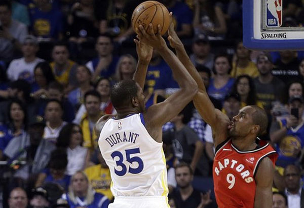 Late treys by Curry, Durant key Warriors' win over Raptors