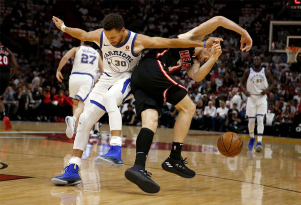 Curry, Durant star as Warriors rout Heat