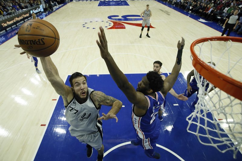 Embiid shakes off sprained hand, Sixers edge Spurs