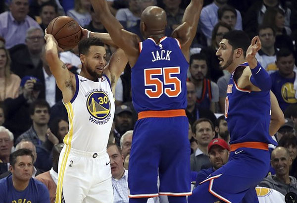 Curry, Warriors use big second half to beat Knicks