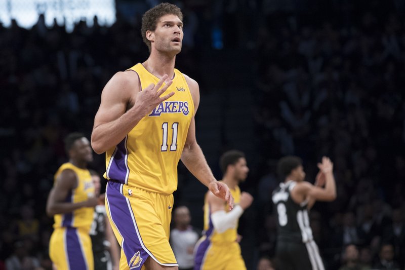 Lopez helps Lakers edge Nets in Brooklyn return
