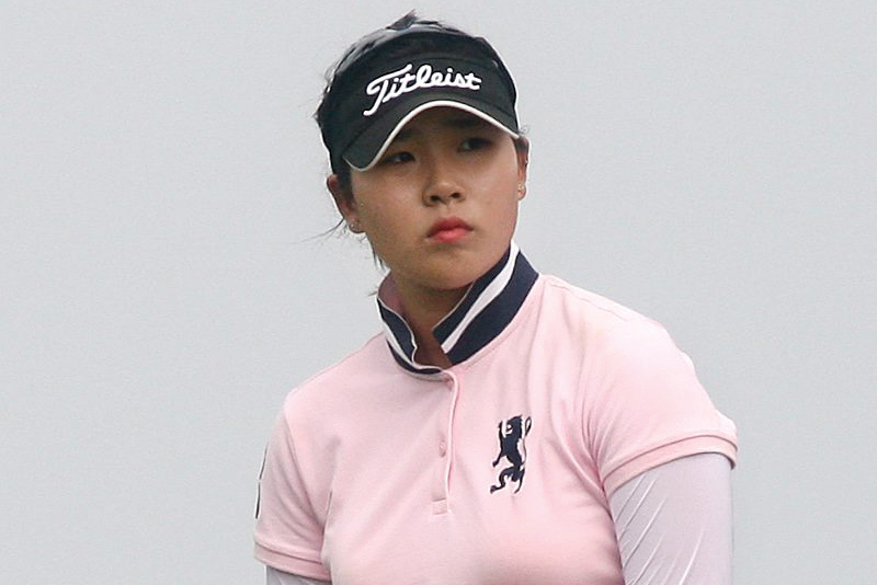  Korean seizes control with late birdies, leads by one