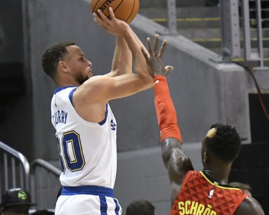 Curry tweaks ankle but still scores 28 to power Warriors past Hawks
