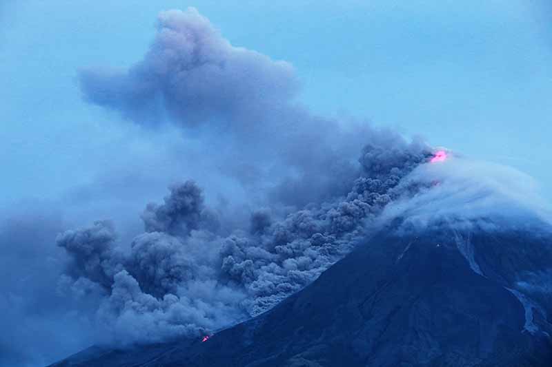 WATCH: Thousands flee rumbling Mayon Volcano
