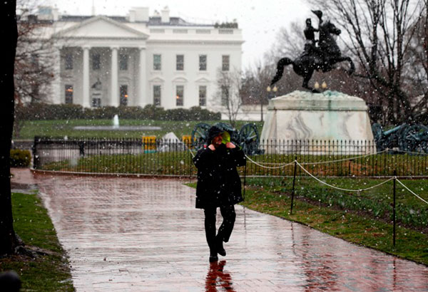 Official: Man scaled White House fence, arrested