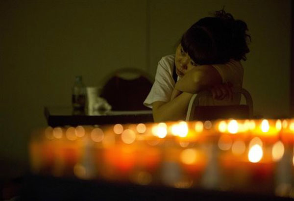2 ships hunt for black boxes from missing jetliner