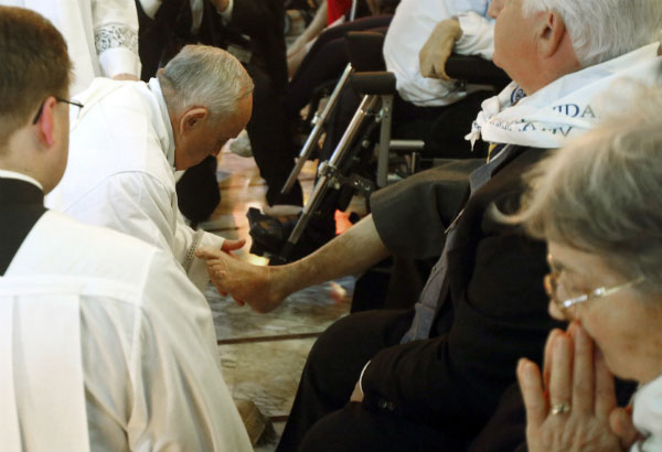 Pope changes church law for gender-friendly pre-Easter rite