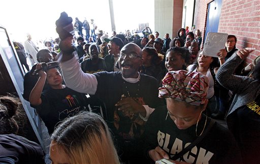 Protesters break windows in San Francisco shops