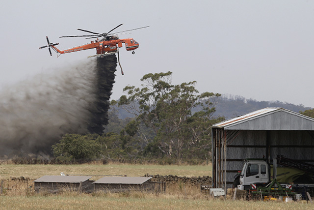 Christmas wildfire destroys more than 100 homes in Australia