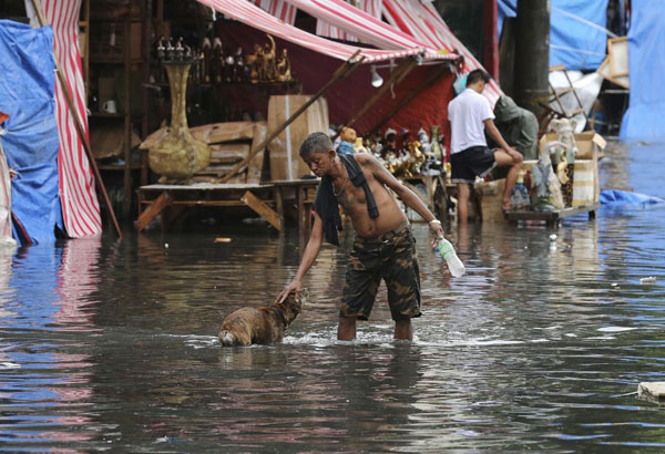 Typhoon Nina kills at least 6, displaces 380,000