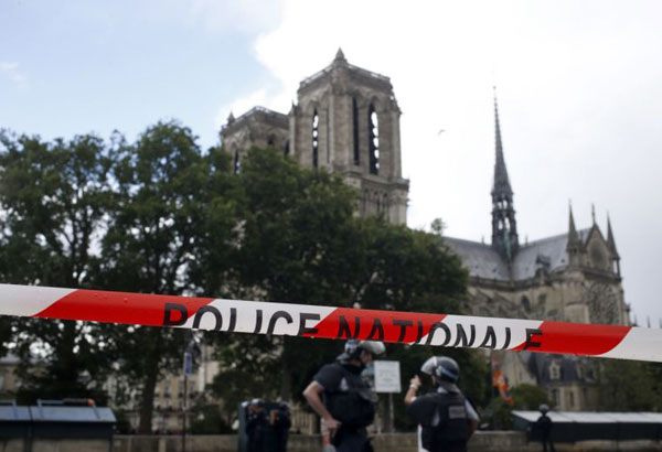 Paris prosecutor: Internet radicalized Notre Dame attacker