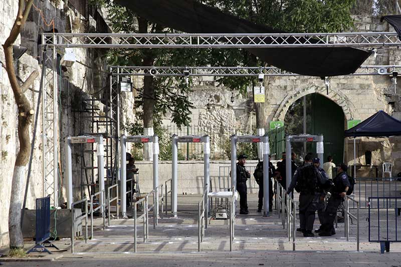 Israel removes metal detectors from holy site entrance