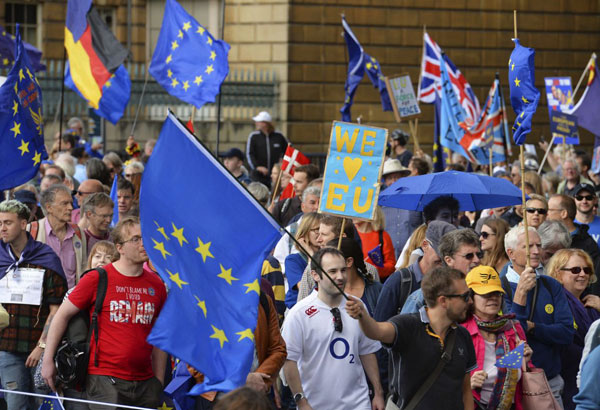 Thousands rally in central London to protest Brexit plan