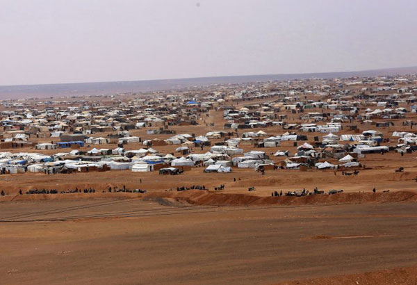 Thousands of stranded Syrians flee border camp near Jordan
