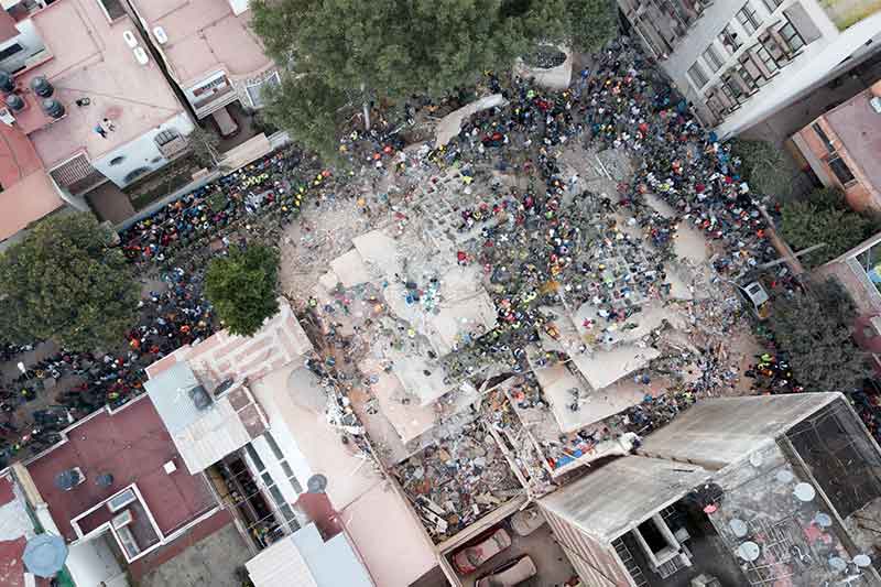 Mexicans dig through collapsed buildings as quake kills 248