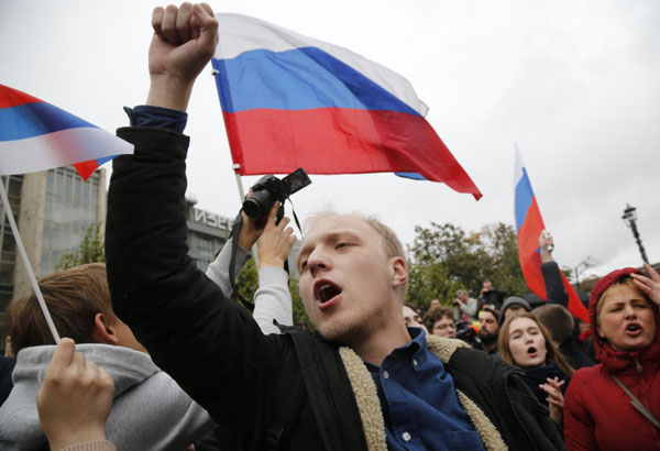 Navalny supporters rally across Russia on Putin's birthday