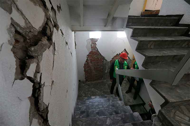 Mexico City begins demolishing earthquake-damaged buildings