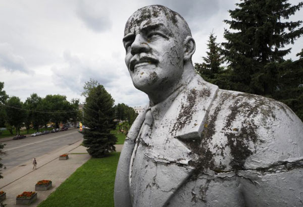 100 years after his death, Russians shrug at Lenin's legacy