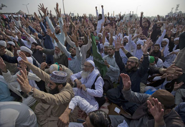 Islamists rally near Islamabad, demand removal of minister