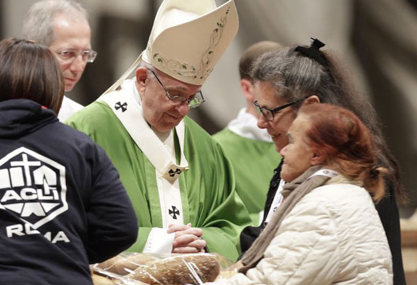 Pope devotes Mass to poor, calls indifference a 'great sin'