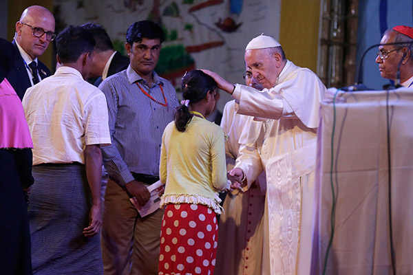 Analysis: Face-to-face with Rohingya, pope ditches diplomacy