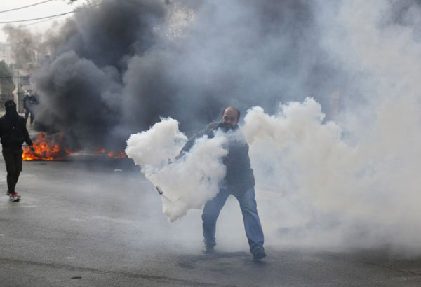 Palestinian killed in renewed clashes over Jerusalem status