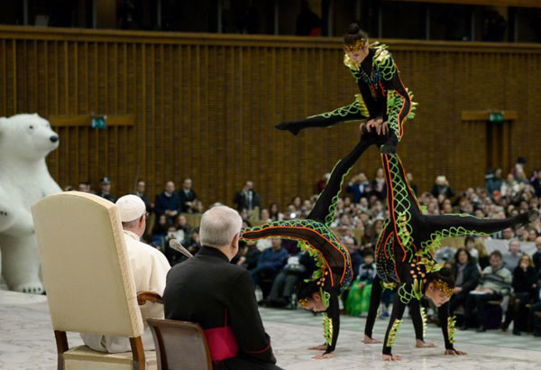 Pope delights in circus performance during audience
