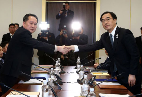 Rival Koreas agree to talk on art troupe's visit to Olympics