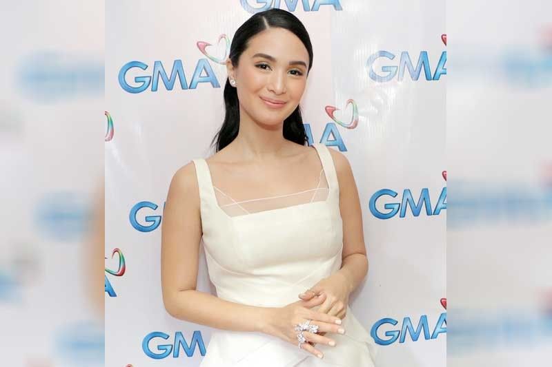 GMA News - Heart Evangelista is right at home in the streets of Paris. The  Kapuso star and style icon is in Paris, France for fashion week and she is  serving elegant