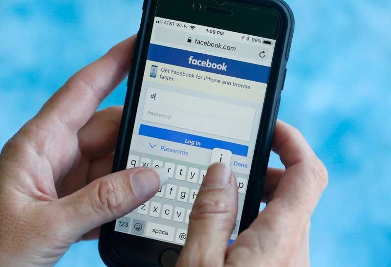 Facebook defends sharing usersâ�� messages