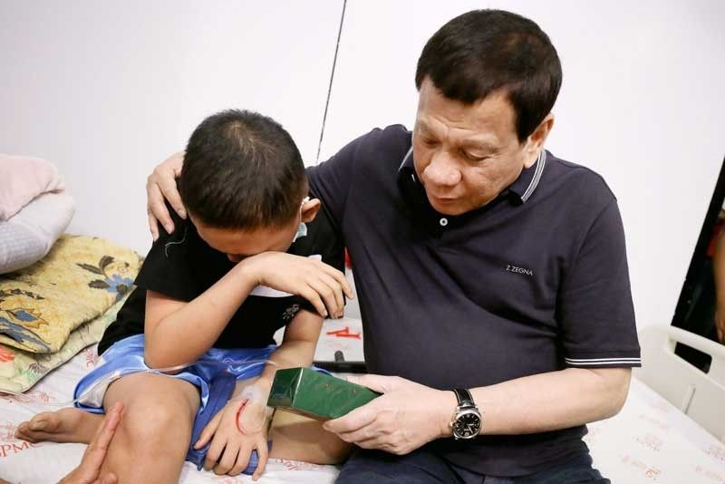 Duterte plays Santa to cancer patients in Davao