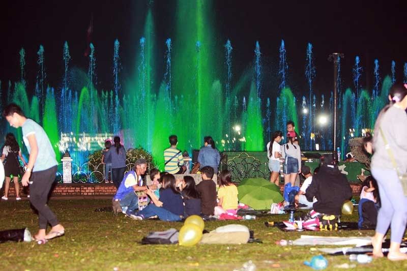 Families flock to Rizal Park despite rains