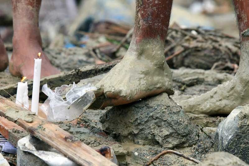 11 patay sa landslide