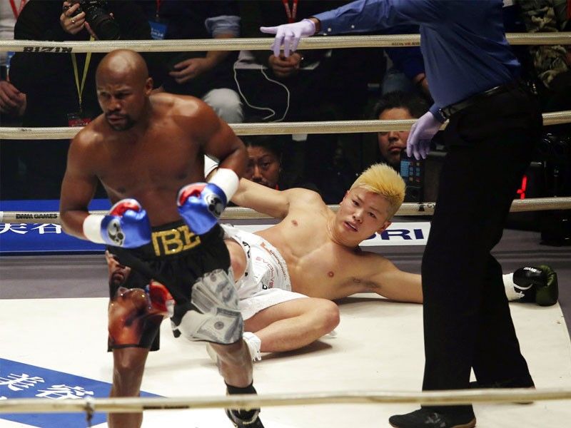 Mayweather stops Nasukawa in 1st round of one-sided bout