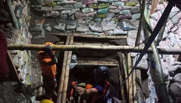 3 treasure hunters trapped in tunnel