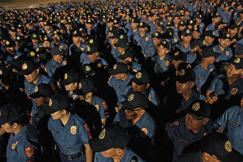 Cops drinking in public may face administrative raps, DILG warns