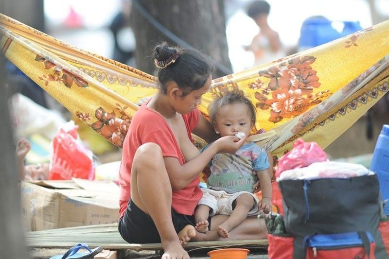 11.6 million Pinoy families consider themselves poor in Q4 â�� SWS
